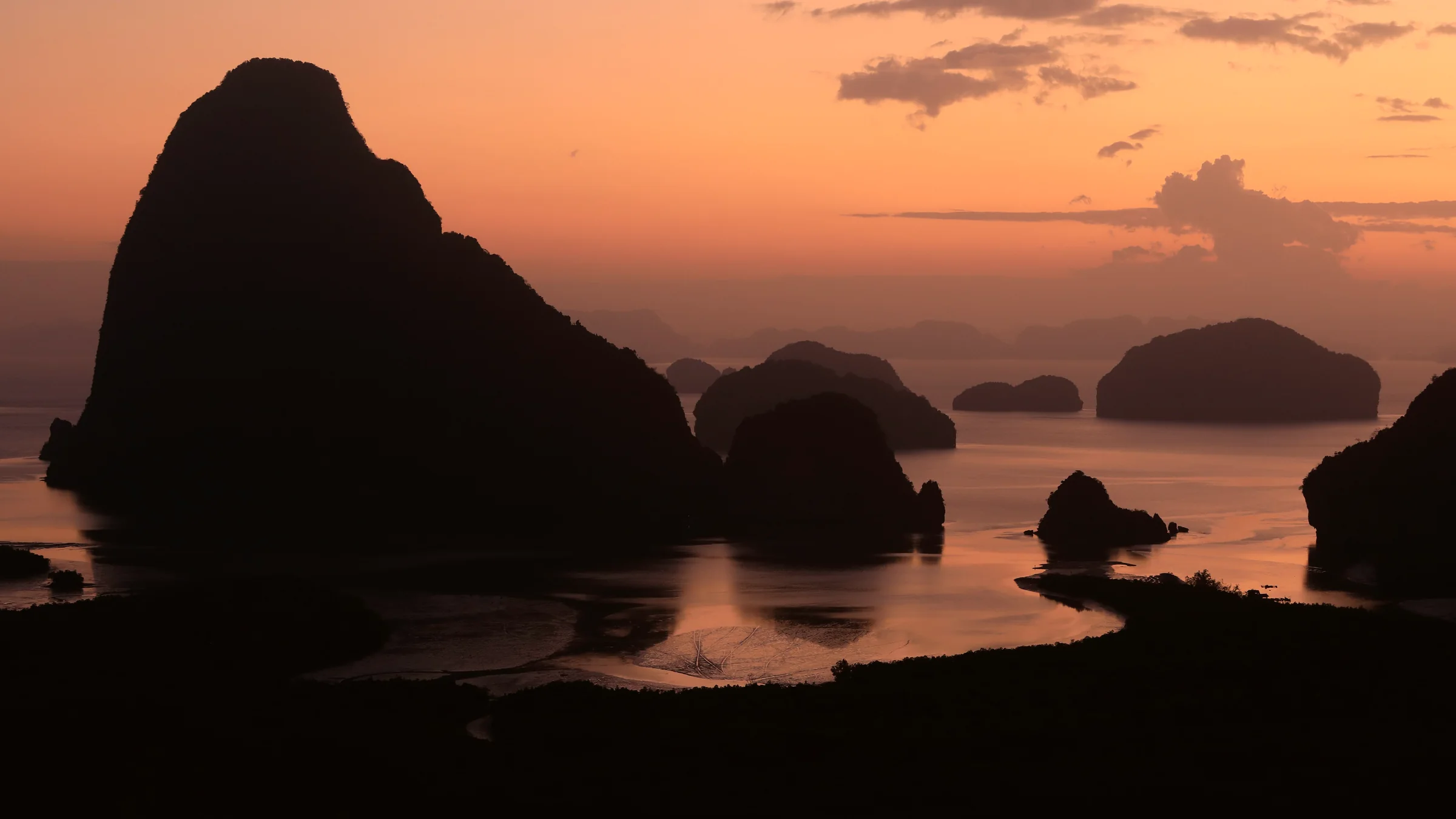 Kalksteininseln in der Bucht bei Sonnenuntergang