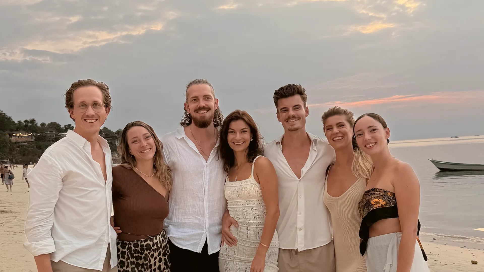 Die Gruppe in Weiß am Strand bei Sonnenuntergang