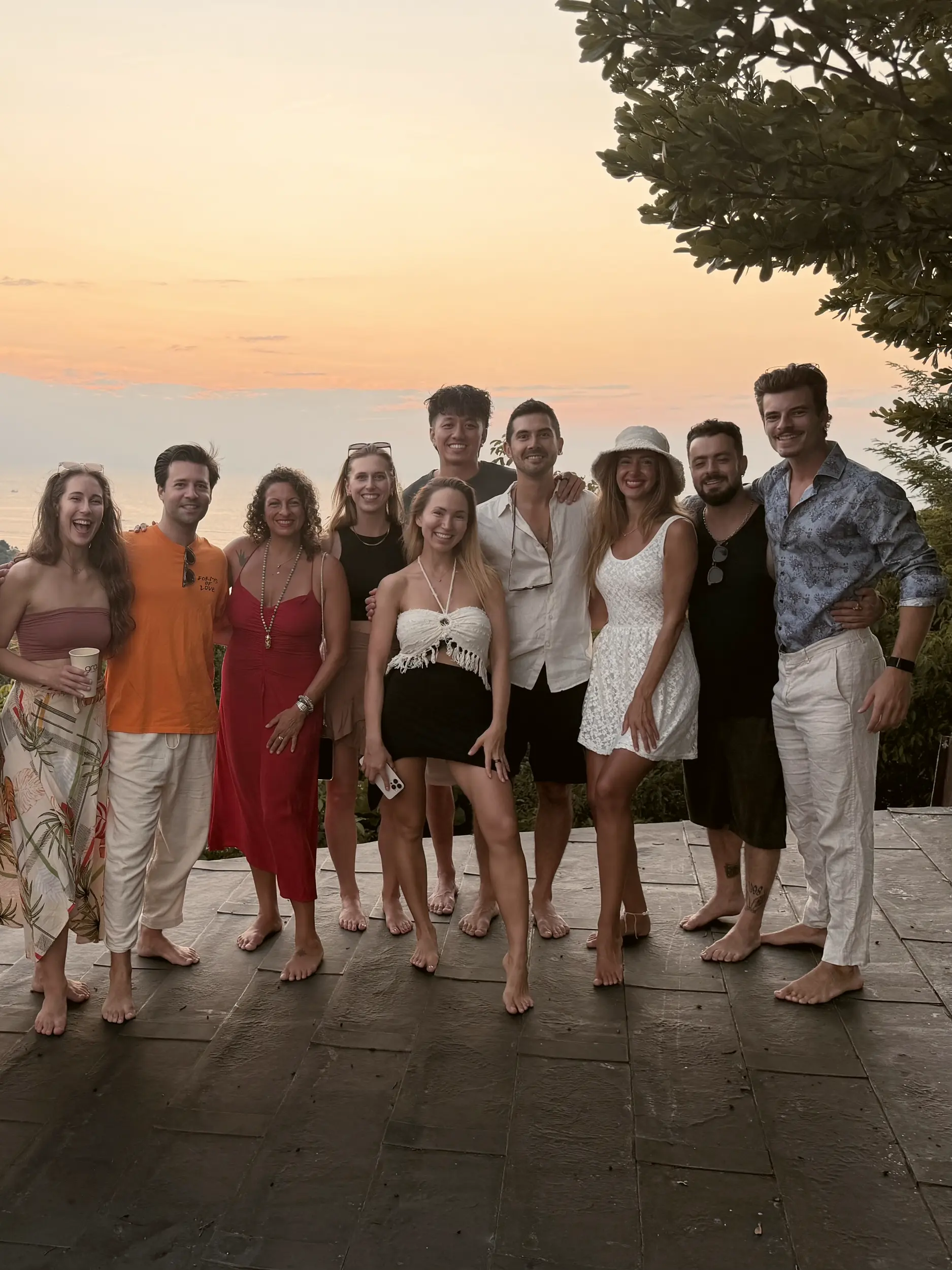 Große Gruppe bei Sonnenuntergang auf einer Terrasse
